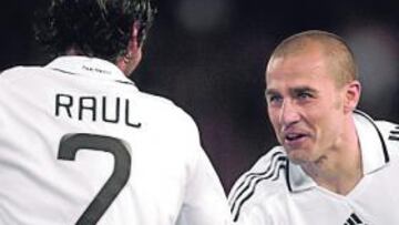 <b>PLEITESIA. </b>Cannavaro se rindió a Raúl cuando el capitán logró el primer tanto del partido, el 307 del 'siete' defendiendo la camiseta del Real Madrid.