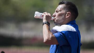 Uno de los últimos ídolos del Cruz Azul, reconoció que la Máquina está obligada a levantar el campeonato, aunque sentenció que deben ir paso a paso.