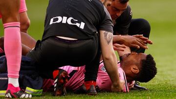 Ronael Pierre-Gabriel recibe atención médica en el Santiago Bernabéu.