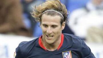 El uruguayo Diego Forlán, delantero del Atlético de Madrid, saltó hoy al césped para iniciar su recuperación de un esguince en el tobillo izquierdo, en una sesión en la que se ejercitó aparte del grupo, por lo que aún es duda para el próximo duelo ante el Getafe en el Vicente Calderón.