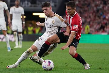 Valverde (25 años) es agarrado por Ruiz de Galarreta mientras disputaban un balón en el Athletic-Real Madrid jugado en San Mamés.