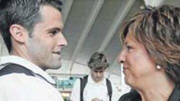 <b>CON LA SONRISA POR DELANTE. </b>Ana Urkijo repartió sonrisas y mostró su apoyo a Orbaiz.