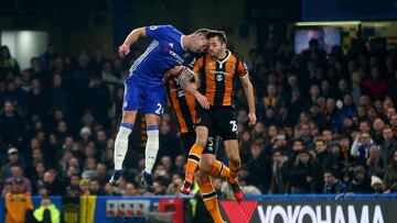 Ryan Mason y Gary Cahill en el momento del violento choque que sufrieron ambos.