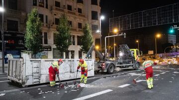 GRAF2137. MADRID, 01/01/2020.- Operarios municipales limpian la v&iacute;a p&uacute;blica en la madrugada de este domingo tras los altercados de anoche que siguieron a las protestas convocadas en la Plaza de Espa&ntilde;a, en Madrid, por las medidas tomad