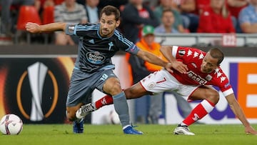 Celta's Spanish defender Jonny (L) vies with Standard's Togolese midfielder Matthieu Dossevi during the Europa League group G football match between Standard de Liege and Real Club Celta de Vigo in Liege on September 15, 2016. / AFP PHOTO / Belga / BRUNO FAHY / Belgium OUT