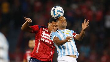 AMDEP062. MEDELLÍN (COLOMBIA), 15/03/2023.- Jaime Alvarado (i) de Medellín disputa un balón con Cesar Cortés de Magallanes hoy, en un partido de la Copa Libertadores entre Deportivo Independiente Medellín y Magallanes en el estadio Atanasio Girardot en Medellín (Colombia). EFE/ Luis Eduardo Noriega A.
