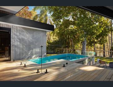 De entre los detalles de lujo de la estancia destaca la piscina de ozono tropical, perfecta para esos d赤as calurosos y noches de verano en la Gold Coast. Con vistas. La tecnolog赤a tambi谷n tiene un papel importante: automatizaci車n de casi todo el hogar, desde las luces hasta la temperatura de la piscina.