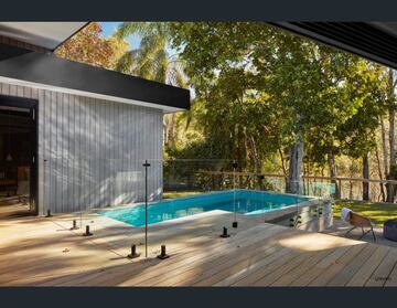 De entre los detalles de lujo de la estancia destaca la piscina de ozono tropical, perfecta para esos días calurosos y noches de verano en la Gold Coast. Con vistas. La tecnología también tiene un papel importante: automatización de casi todo el hogar, desde las luces hasta la temperatura de la piscina. 
