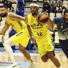 El Murcia impone su físico ante un desconocido Obradoiro