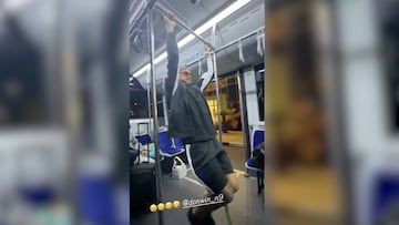 El uruguayo protagonizó un insólito momento al realizar una acrobacia colgado de una barra del transporte público en Arabia. El video ya es viral y muchos lo cuestionan.