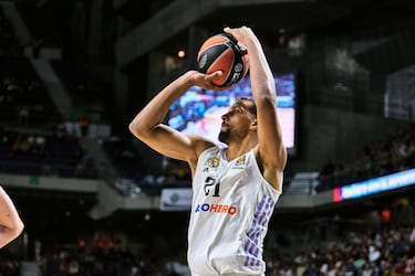 Petr vivió una corta aventura en la NBA. Firmó con Denver Nuggets en 2021 y al año siguiente fue despedido. Volvió a Europa por medio del Real Madrid, donde solo se mantuvo una campaña, en la que levantó la EuroLiga.