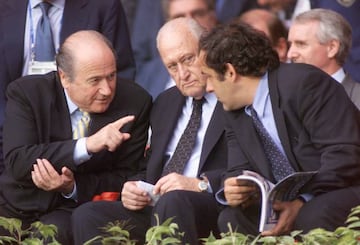 July 11, 1998 shows (LtoR) newly elected FIFA President Joseph Sepp Blatter, former FIFA President Joao Havelange and CFO President Michel Platini talking during the 1998 Football World Cup third place match between the Netherlands and Croatia, at the Par