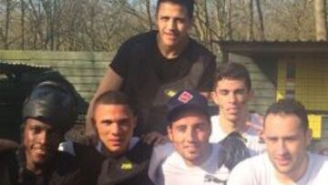 Alexis Sánchez y la imagen que Kieran Gibbs publicó en redes sociales.