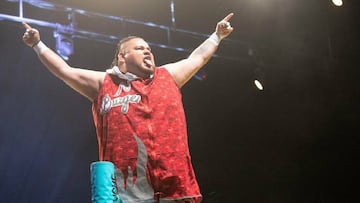 Niño Hamburguesa durante una función de Triple A.