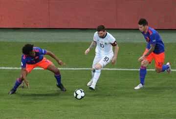 Colombia se impuso ante Argentina en el primer partido del Grupo B en el Arena Fonte Nova de Salvador Bahía. Roger Martínez y Duván Zapata sentenciaron a la Albiceleste.