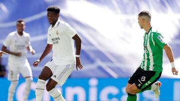 MADRID, SPAIN - SEPTEMBER 3: Aurelien Tchouameni of Real Madrid Guido Rodriguez of Real Betis during the La Liga Santander match between Real Madrid v Real Betis Sevilla at the Estadio Santiago Bernabeu on September 3, 2022 in Madrid Spain (Photo by David S. Bustamante/Soccrates/Getty Images)