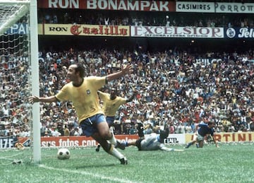 Tostao y Pelé celebran uno de los goles de la final ante Italia.