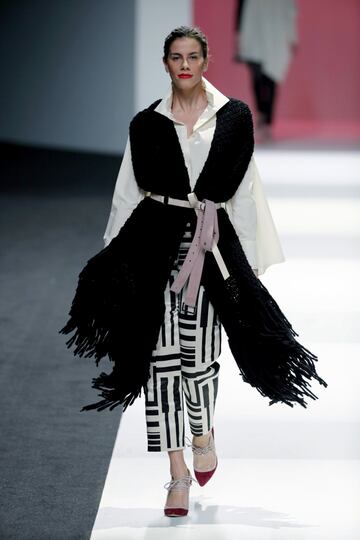 La gimnasta Lourdes Mohedano durante el desfile de Ulises Merida en la cuarta jornada de la Mercedes Benz Fashion Week de Madrid.