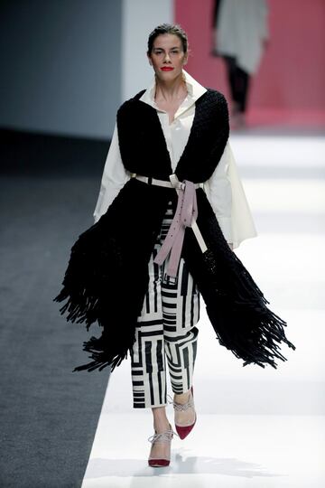  La gimnasta Lourdes Mohedano durante el desfile de Ulises Merida en la cuarta jornada de la Mercedes Benz Fashion Week de Madrid.