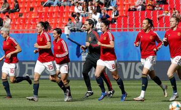 Las jugadoras de la selección española femenina de fútbol calientan sobe el césped del Stade du Hainaut donde se van a enfrentar hoy miércoles a la selección alemana en su segundo partido del mundial.