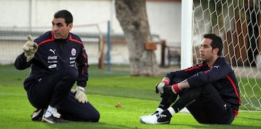 "Claudio Bravo es Top 5 en el mundo; será difícil que Gabriel Arias se quede con el arco de la Roja"