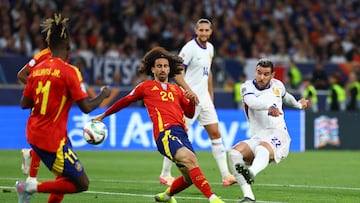 ¿Por qué pitan a Cucurella cuando toca el balón en el España - Francia de la Nations League?