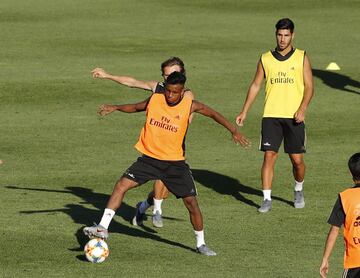 Multitudinario entrenamiento del Real Madrid a puerta abierta