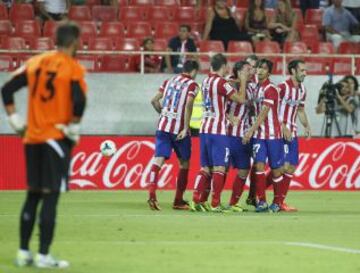 Sevilla - Atlético de Madrid. 1-3. Cristian Rodríguez celebra el gol con sus compañeros.