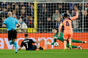 El Brujas comienza comiéndose al Barcelona. Balón a la espalda de la zaga azulgrana que encuentra la carrera de Forbs, que llegó hasta el lateral del área, donde puso el pase de la muerte que solamente tuvo que empujar Tresoldi. Se viene abajo el Jan Breydel Stadion.