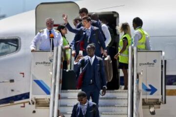 Los jugadores de la selección portuguesa con el trofeo de campeones de la Eurocopa 2016 a su llegada al aeropuerto.