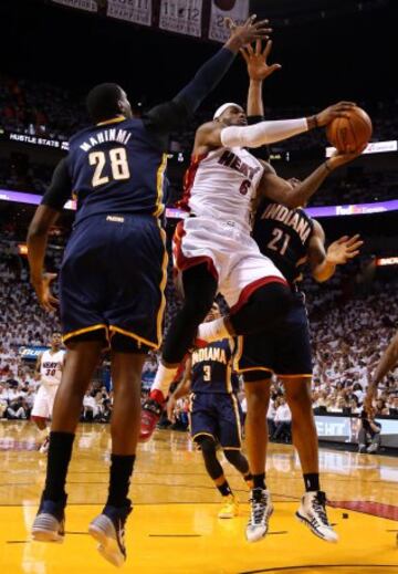 LeBron James trata de encestar ante la defensa de David West e Ian Mahinmi.