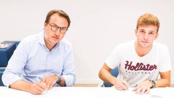 Fran Manzanara junto a Quico Catal&aacute;n en la firma de su contrato. 