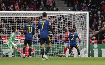 Ocasión de gol para los rojiblancos. Centro de Lodi, remate de cabeza Sime Vrsaljko, y tras dar en Victor Lindelöf, el balón se va al larguero de la portería de David De Gea.