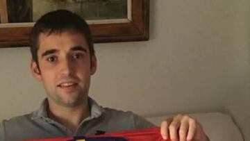 Aficionado del Atlético de Madrid con camiseta firmada.