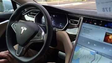 Tesla no dejar¨¢ que sus conductores jueguen mientras conducen