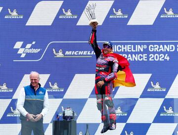 El piloto madrileño celebra la victoria en el podio.   