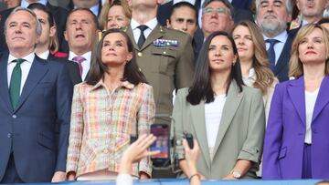 La reina Leiticia junto a la vicepresidenta de la RFEF, Mª Angeles García Chaves y la ministra Pilar Alegría.