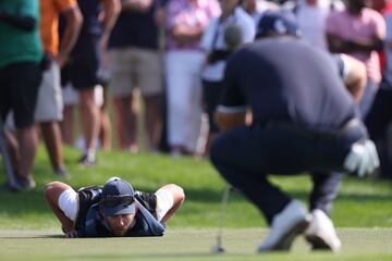 La figura del caddie es fundamental para cualquier golfista, y algunos bien se ganan lo que cobran. Como Kessler Karain, caddie del estadounidense Patrick Reed (en la imagen, de espaldas), quien lee un putt tumbado sobre la hierba del hoyo 17 durante la ronda final del quinto día del Hero Dubai Desert Classic, en Emiratos Árabes.