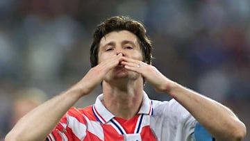 TO GO WITH AFP 2010 WORLD CUP PACKAGE IN ARABIC
(FILES) -- A file photo taken on July 8, 1998 shows Croatian forward Davor Suker blowing a kiss to the crowd 08 July at the end of the 1998 Soccer World Cup semi-final match France vs Croatia at the Stade de France in Saint-Denis, north of Paris.      AFP PHOTO / GABRIEL BOUYS
