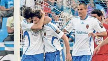<b>EL GRAN DÍA. </b>Arizmendi celebra con Pavón uno de los tres goles al Getafe, el gran día del Zaragoza.