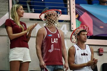 Dos aficionados letones apoyan de esta manera a su selecci¨®n ante B¨¦lgica durante el Eurobasket 2017.