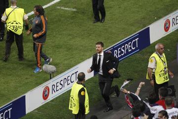 Xabi Alonso regresa a su localidad tras saltar a celebrar el 2-1 marcado por Bale en la final de la Champions League de 2014 contra el Atlético.