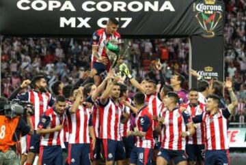 Guadalajara venció en penales a Morelia en una noche llena de magia en el estadio Chivas. ¡Aquí tienes las fotos para el recuerdo!
