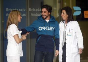 Fernando Alonso salió del Hospital General de Catalunya camino de Oviedo donde descansará para terminar de recuperarse.