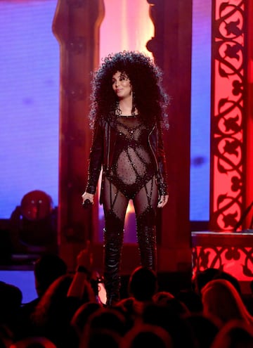 Cher fue la gran homenajeada de los Premios Billboard, en los que present¨® sus grandes ¨¦xitos y demostr¨® su estado de forma a los 71 a?os.