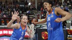 Marta Fern&aacute;ndez y Crystal Thomas celebran el t&iacute;tulo de la Copa.