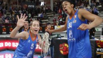 Marta Fernández y Crystal Thomas celebran el título de la Copa.