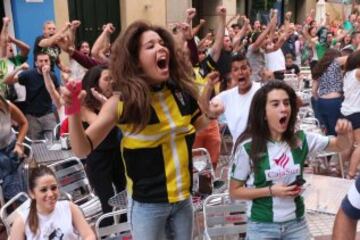 Celebración en las calles de córdoba por el ascenso de su equipo a primera división