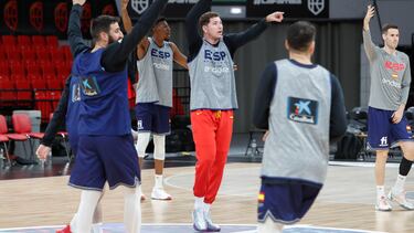 El alero Joel Parra, del Barça, participa en un entrenamiento de la selección española de baloncesto en el pabellón Príncipe Felipe de Zaragoza junto a otros compañeros.