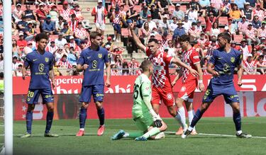 El central francés vio puerta, además de completar un buen partido defensivo.